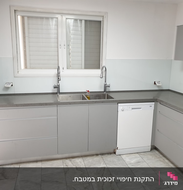 חלון זכוכית מעל כיור במטבח מודרני